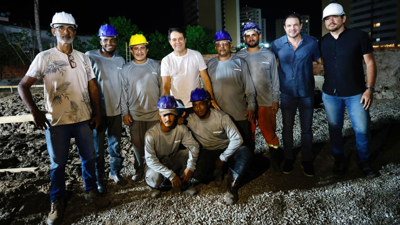 grupo de pessoas posa para a foto